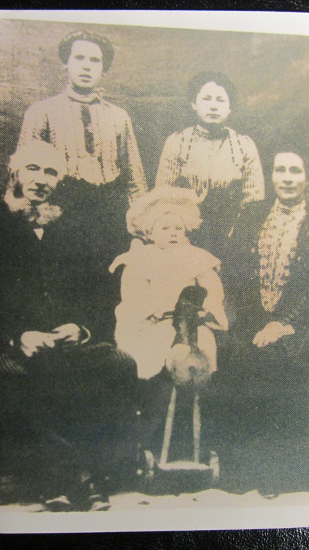 William Treadwell and Family 1905.jpg