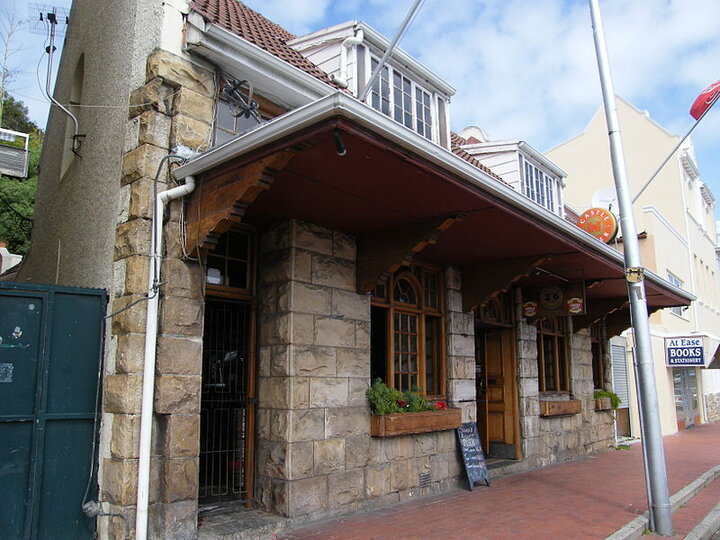800px-De_Beers_Building_88_St_Georges_Street_Simonstown_Cape_Town_-_side_view_1.jpg