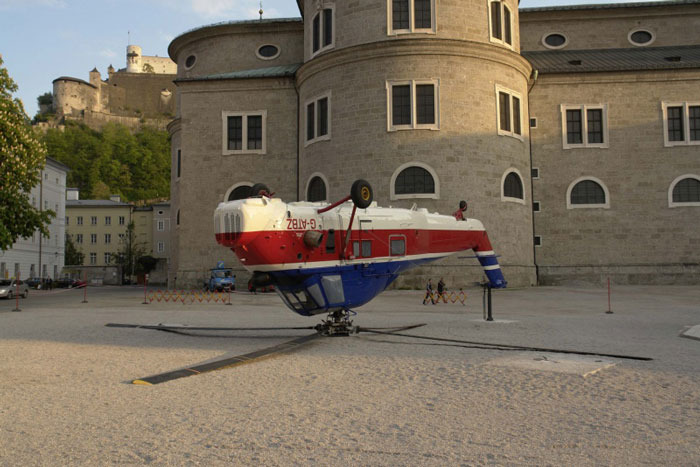 Museo-Magazine-Paola-Pivi-A-Helicopter-Upside-Down-in-a-Public-Space-2006_800.jpg