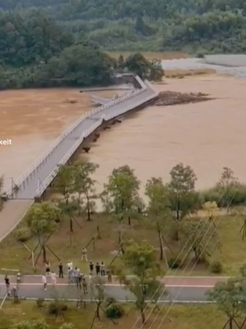 Crocodile river bridge collapses .JPG