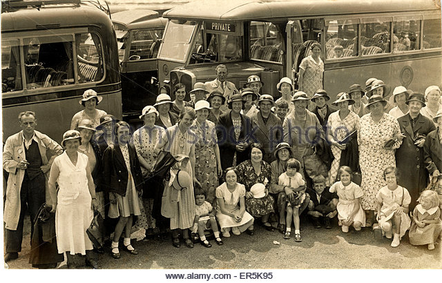 aec-regal-vintage-bus-and-passengers-england-1930s-er5k95.jpg