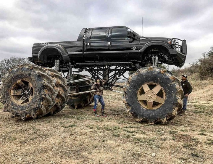 worlds-largest-dually-truck-ford-1237652978.jpg
