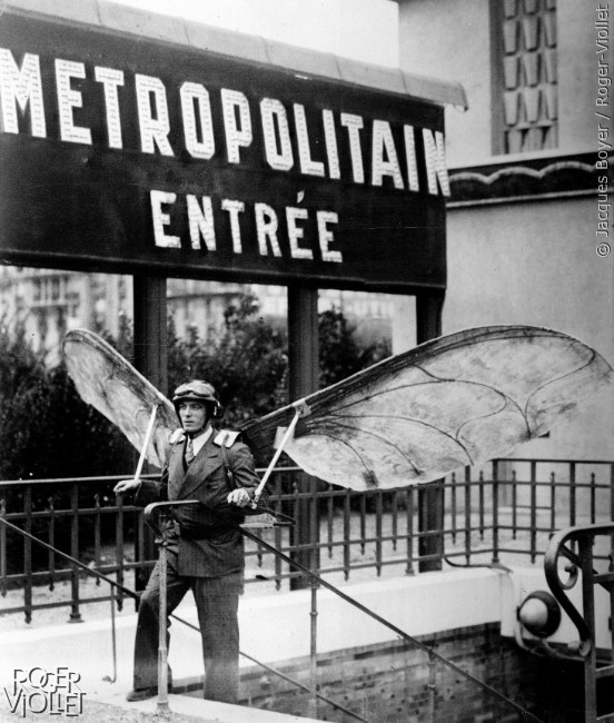 metro_flying_man_parisenimages.jpg